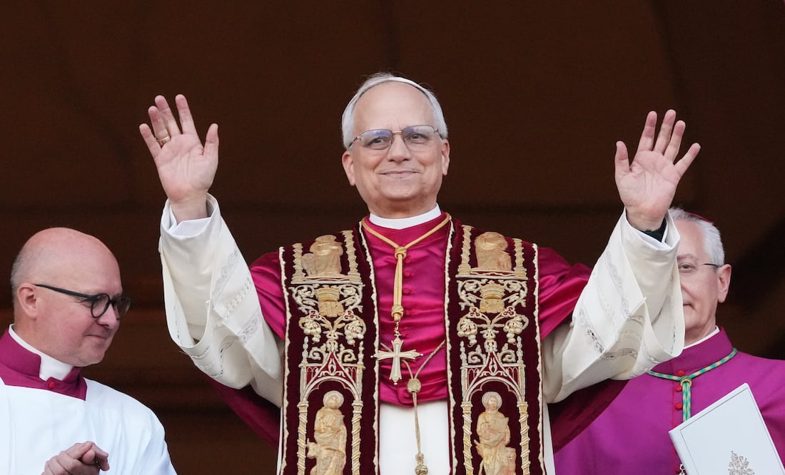 Papa León XIV agradece a Francisco y pide unidad: “Dios nos ama a todos” (AP Photo/Alessandra Tarantino)