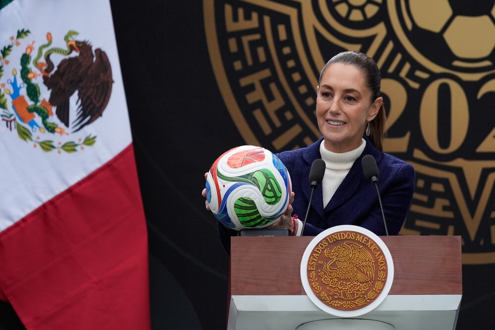 Sheinbaum sorprende: no irá al partido inaugural del Mundial 2026 y donará su boleto: "Se lo voy a regalar a una niña". Foto: AP /Marco Ugarte