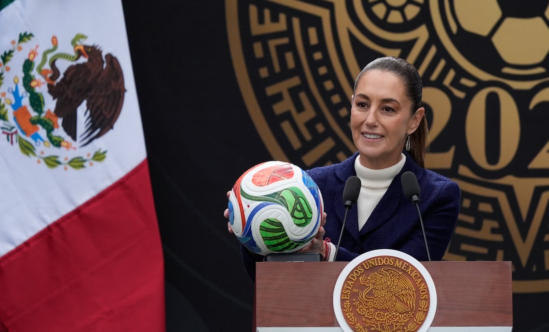 Sheinbaum sorprende: no irá al partido inaugural del Mundial 2026 y donará su boleto: "Se lo voy a regalar a una niña". Foto: AP /Marco Ugarte