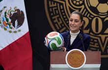 Sheinbaum sorprende: no irá al partido inaugural del Mundial 2026 y donará su boleto: "Se lo voy a regalar a una niña"