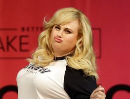 Tras perder 30 kilos, Rebel Wilson luce figura con leggings en Londres