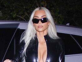 Kim Kardashian se luce con catsuit de cuero junto a su auto de $600 mil dólares
