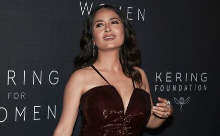 Salma Hayek rompe corazones con vestido de lentejuelas de escote irreal y corte de raja