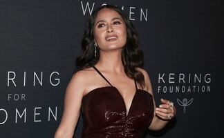 Salma Hayek rompe corazones con vestido de lentejuelas de escote irreal y corte de raja