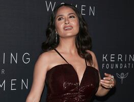 Salma Hayek rompe corazones con vestido de lentejuelas de escote irreal y corte de raja