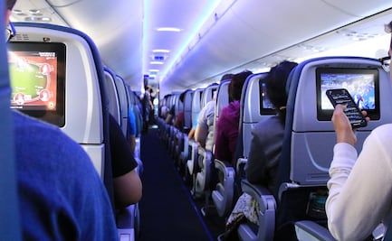 Sobrecargo rompe cafetera en pasajero que intentó abrir las puertas del avión