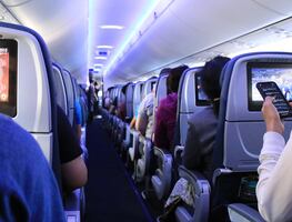 Sobrecargo rompe cafetera en pasajero que intentó abrir las puertas del avión