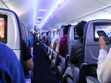 Sobrecargo rompe cafetera en pasajero que intentó abrir las puertas del avión