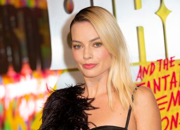 Margot Robbie destila belleza con vestido de plumas en Londres