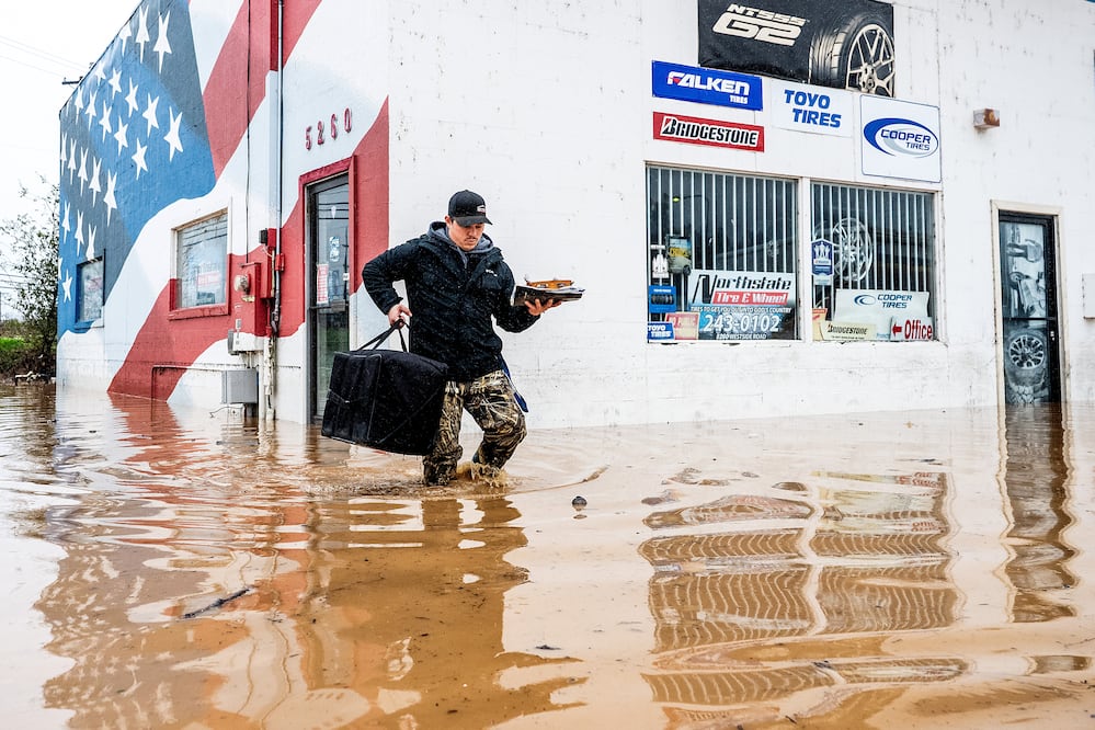 Tormenta invernal azota EU: muere una persona en California y activan alertas por inundaciones y nieve rumbo a Navidad (AP Photo/Noah Berger)