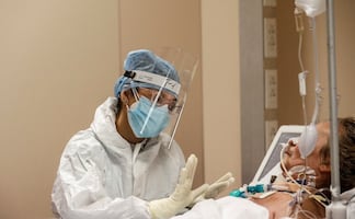 Suspenden a casi 2,000 médicos no vacunados en Italia