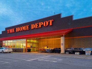 Cajera de Home Depot lanza polémico comentario sobre Trump y la despiden. VIRAL