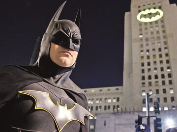 Festejan a Batman con vuelo de murciélagos sobre puente de Austin