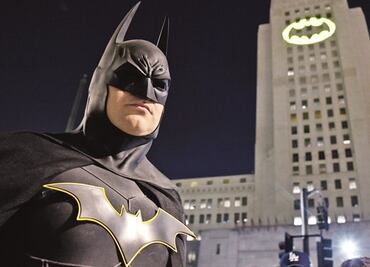 Festejan a Batman con vuelo de murciélagos sobre puente de Austin