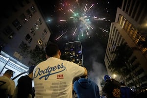 Aficionados celebran título de los Dodgers en Serie Mundial y rinden homenaje a Valenzuela. VIDEOS