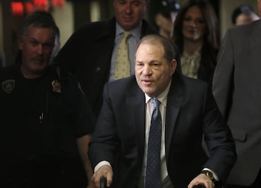 Reina Isabel II retira condecoración a Harvey Weinstein