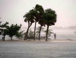 Huracán Milton toca tierra en la costa oeste de Florida como categoría 3