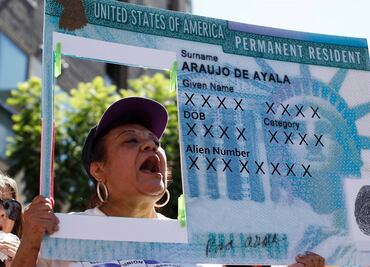 Trump veta a inmigrantes que puedan ser una 'carga' para EU