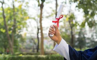 Tres escuelas de enfermería en Florida vendieron 7 mil 600 títulos falsos