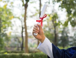 Tres escuelas de enfermería en Florida vendieron 7 mil 600 títulos falsos