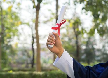 Tres escuelas de enfermería en Florida vendieron 7 mil 600 títulos falsos