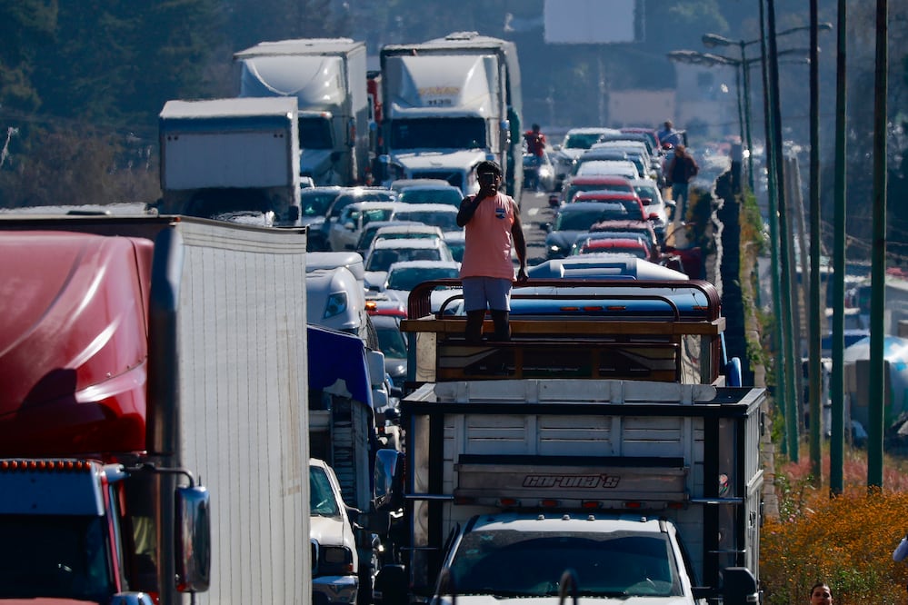 Transportistas confirman mega bloqueo para el 29 de octubre: revisa las rutas afectadas. Foto: EFE/Felipe Gutiérrez / Ilustrativa