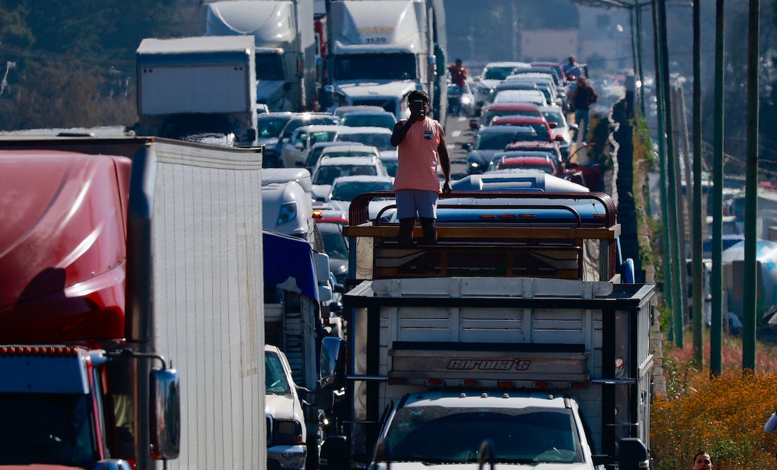 Transportistas confirman mega bloqueo para el 29 de octubre: revisa las rutas afectadas. Foto: EFE/Felipe Gutiérrez / Ilustrativa