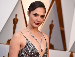 Gal Gadot deslumbra con minivestido blanco en Instagram