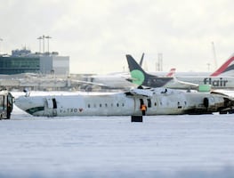 Accidente de avión en Toronto. Impactante video muestra cómo el avión de Delta se incendia mientras aterriza