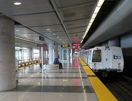 Mujer muere tras ser arrastrada por tren en California en ‘extraño’ accidente