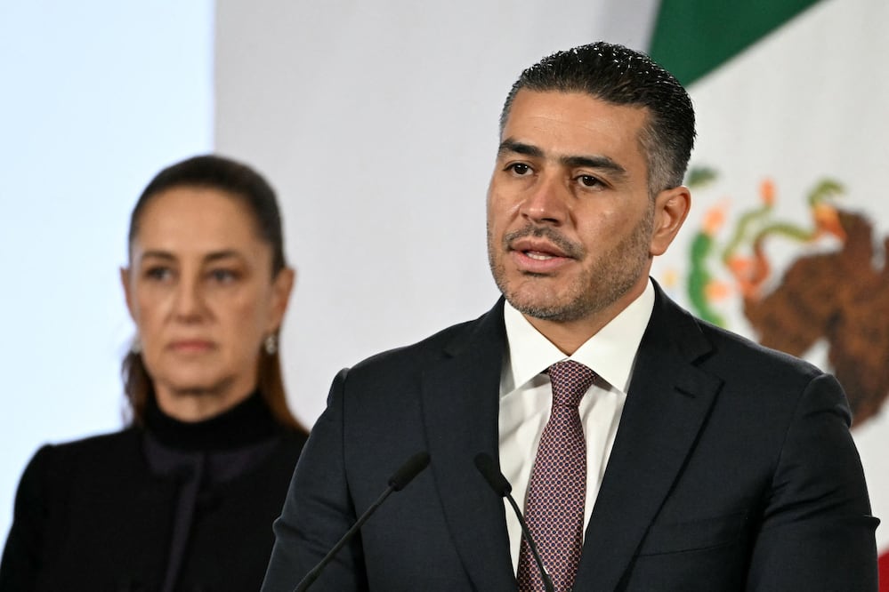 Gobierno confirma 28 muertos y 70 detenidos tras ola de violencia por la muerte de 'El Mencho' (Photo by YURI CORTEZ / AFP)