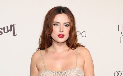 Bella Thorne conquista México con glamoroso vestido rojo de escote ‘keyhole’ 