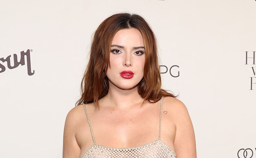 Bella Thorne se luce en bikini frente al espejo y asombra a sus millones de seguidores
