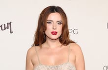 Bella Thorne conquista México con glamoroso vestido rojo de escote ‘keyhole’