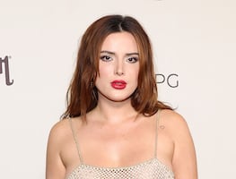 Bella Thorne lo deja ver casi todo con vestido nude extremadamente transparente en Milán