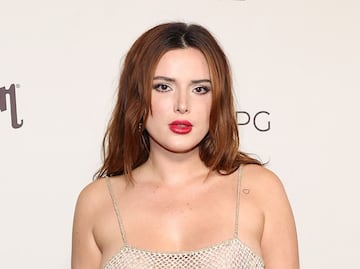 Bella Thorne lo deja ver casi todo con vestido nude extremadamente transparente en Milán