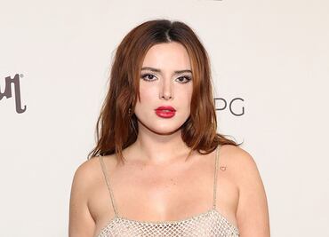 Bella Thorne lo deja ver casi todo con vestido nude extremadamente transparente en Milán