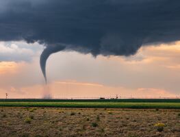 Varios tornados azotan Houston provocando daños en viviendas