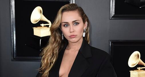 Miley Cyrus muestra sus mejores pasos de baile en top braless