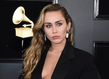 Miley Cyrus muestra sus mejores pasos de baile en top braless