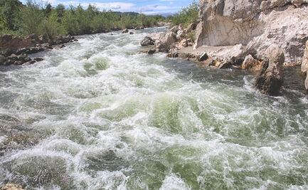 Niño nada contra corriente una hora para salvar a su familia
