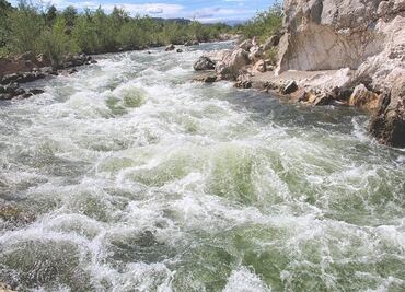 Niño nada contra corriente una hora para salvar a su familia