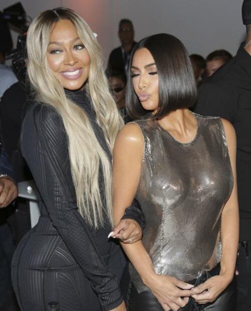 Kim Kardashian arrasa con top plateado braless en Nueva York 