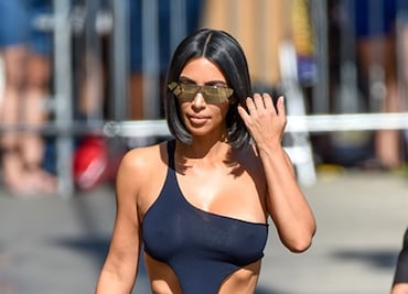 Kim Kardashian presume 'curvas de impacto' con leggings y crop top