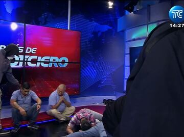 Ecuador: "No disparen por favor, no disparen", suplican trabajadores del canal de televisión a encapuchados