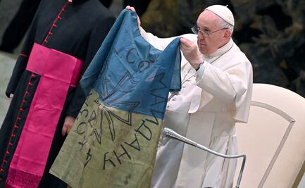 Papa besa bandera ucraniana; "basta de diseminar la guerra y la destrucción", dice