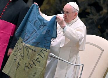 Papa besa bandera ucraniana; "basta de diseminar la guerra y la destrucción", dice