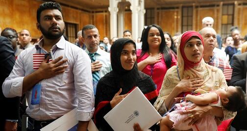 Así son las ceremonias de naturalización estadounidense