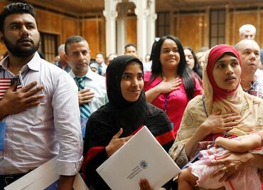 Así son las ceremonias de naturalización estadounidense