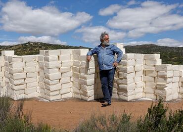 Canadiense levanta muro de queso en frontera de EU y México